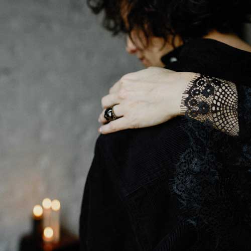 Du willst Deinen Schmerz hinausschreien, oder Du fühlst Dich wie gelähmt, unfähig jede Emotion zu zeigen?